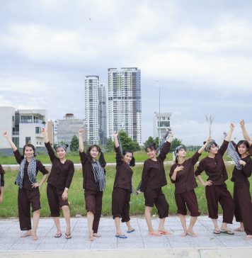 Chụp kỷ yếu ở Đồng Cỏ Lau