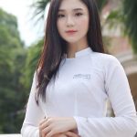 Hai tay trước vòng eo, mặt hơi nghiêm
