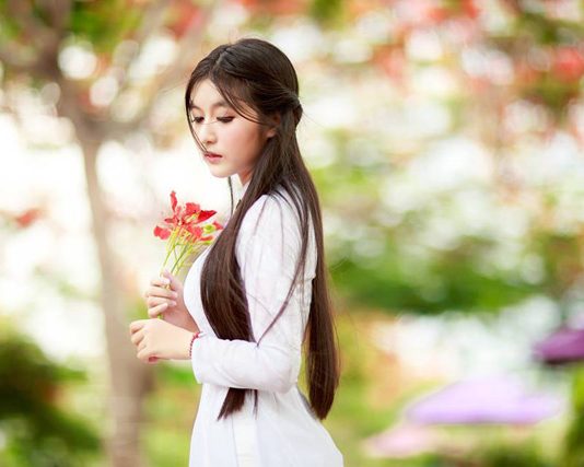 Các tư thế và cách tạo dáng chụp ảnh kỷ yếu với áo dài đẹp